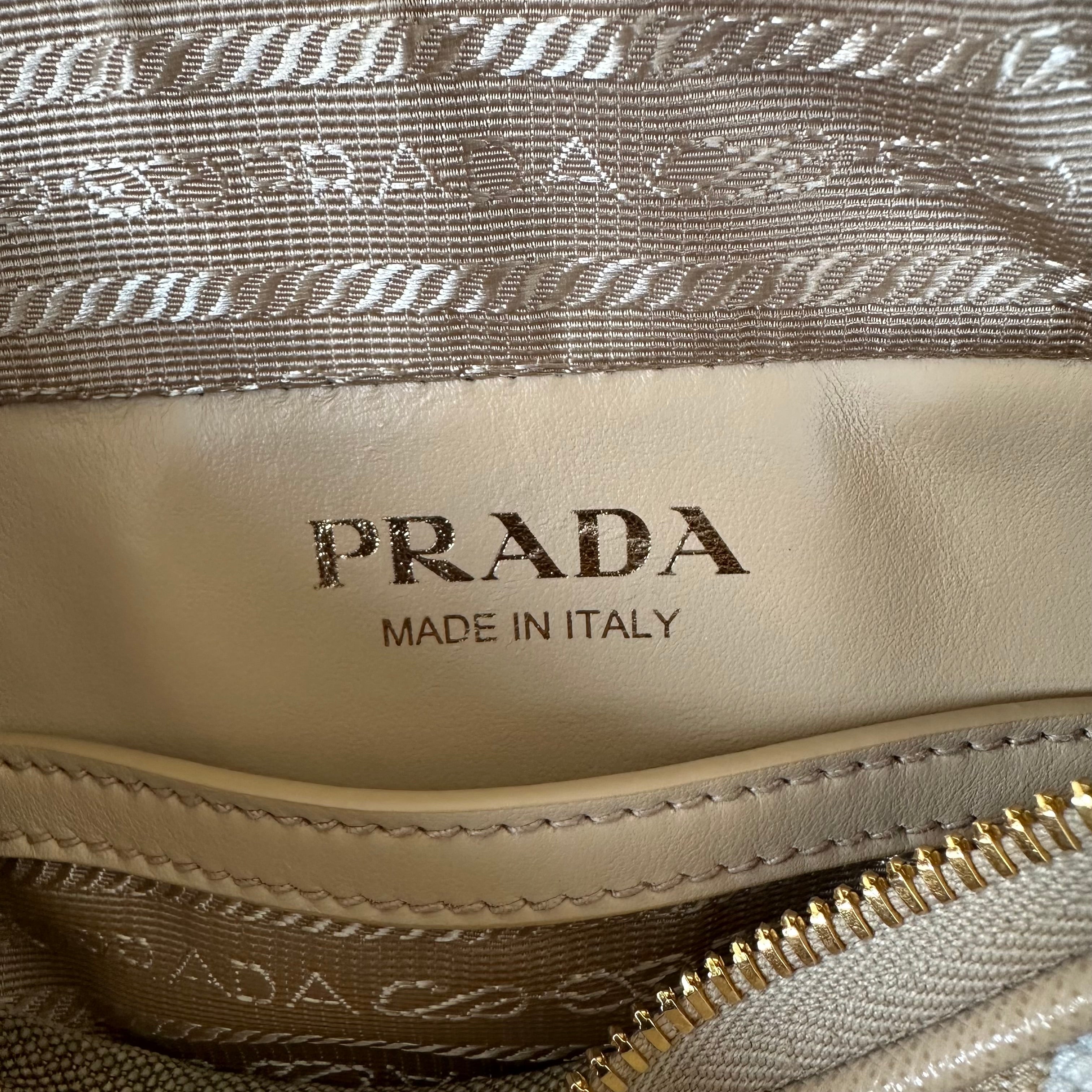 Prada messenger symbole