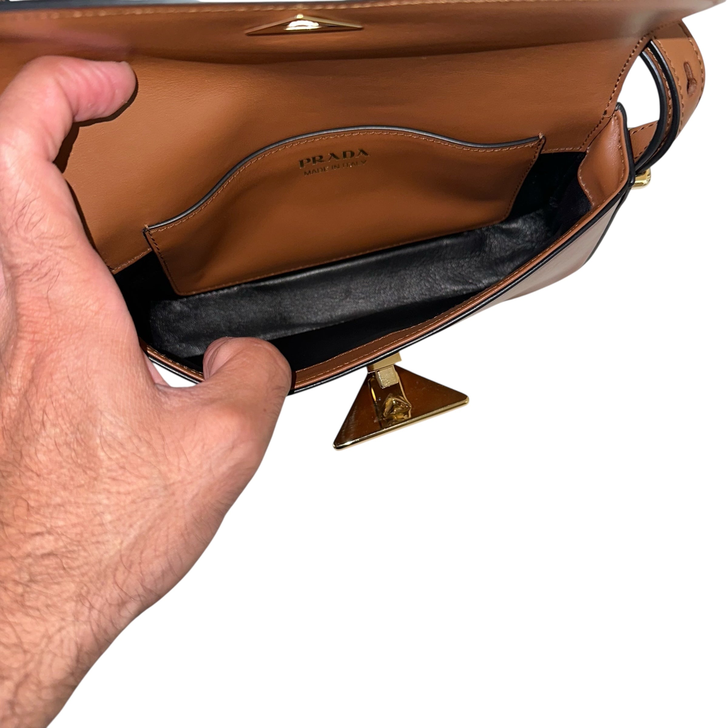 Prada pattina a tracolla