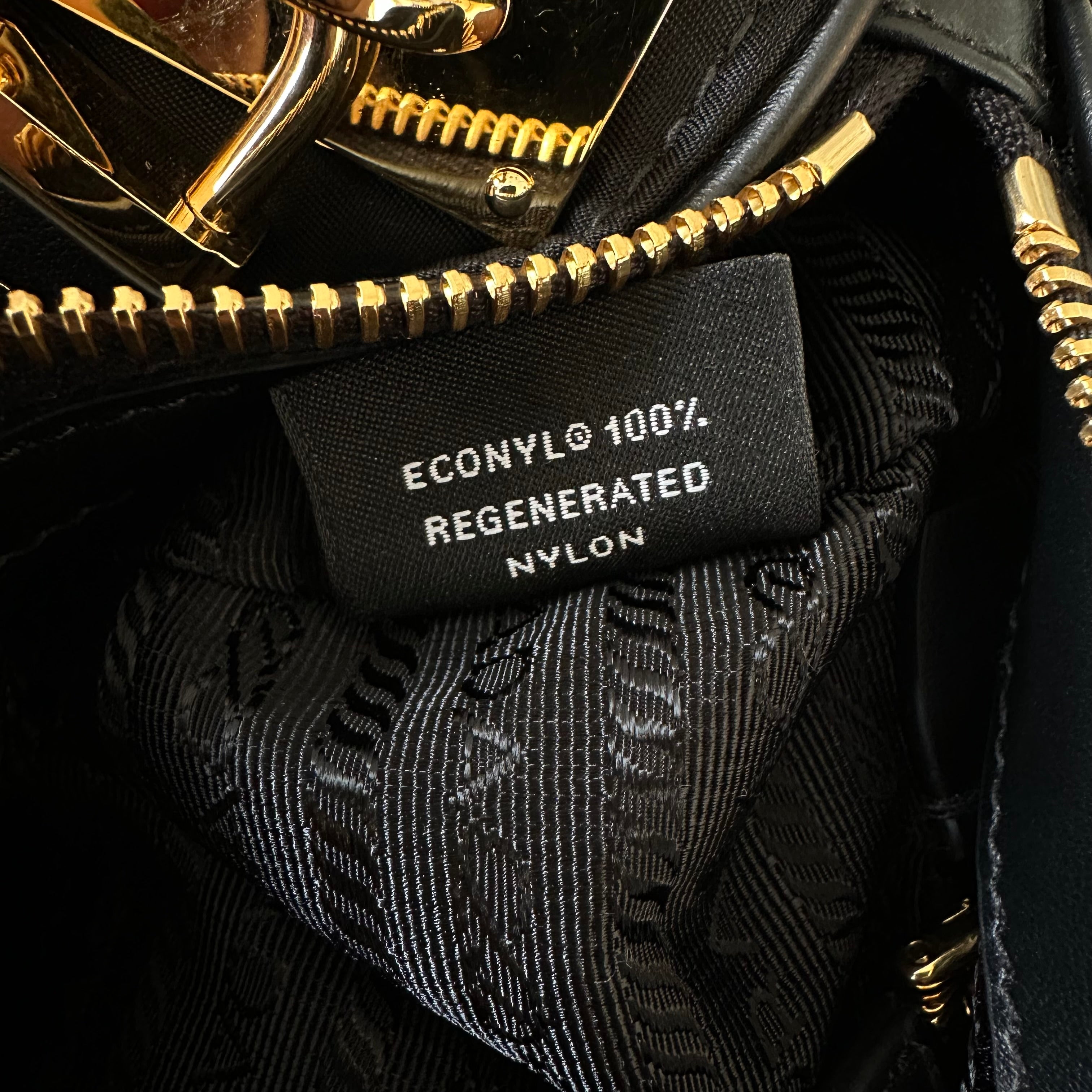 Prada borsa a spalla media con lucchetto