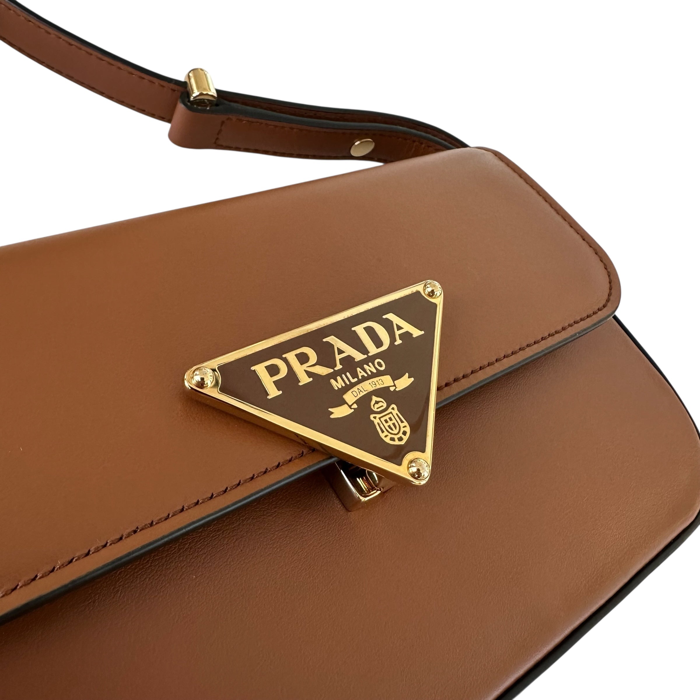 Prada pattina a tracolla