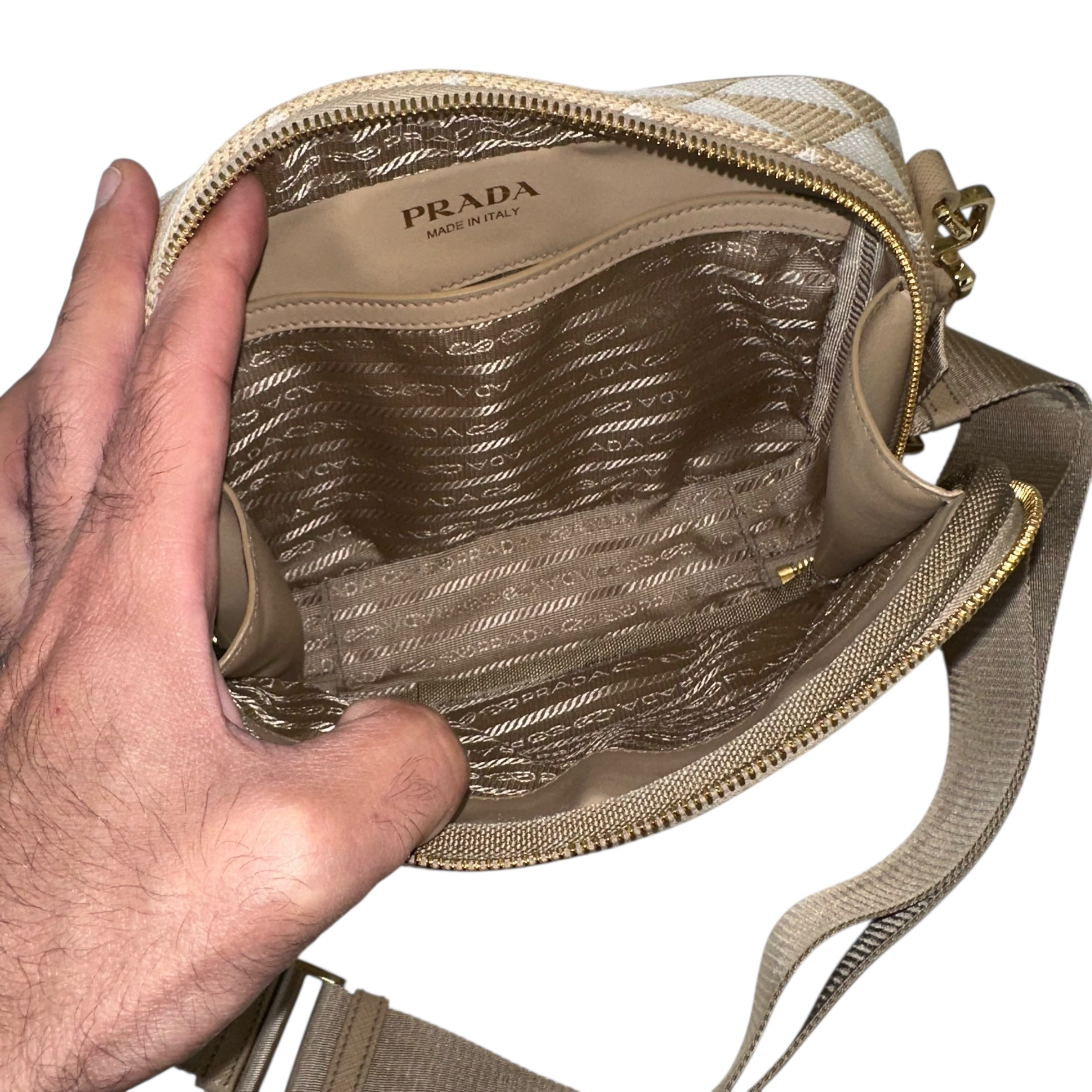Prada messenger symbole