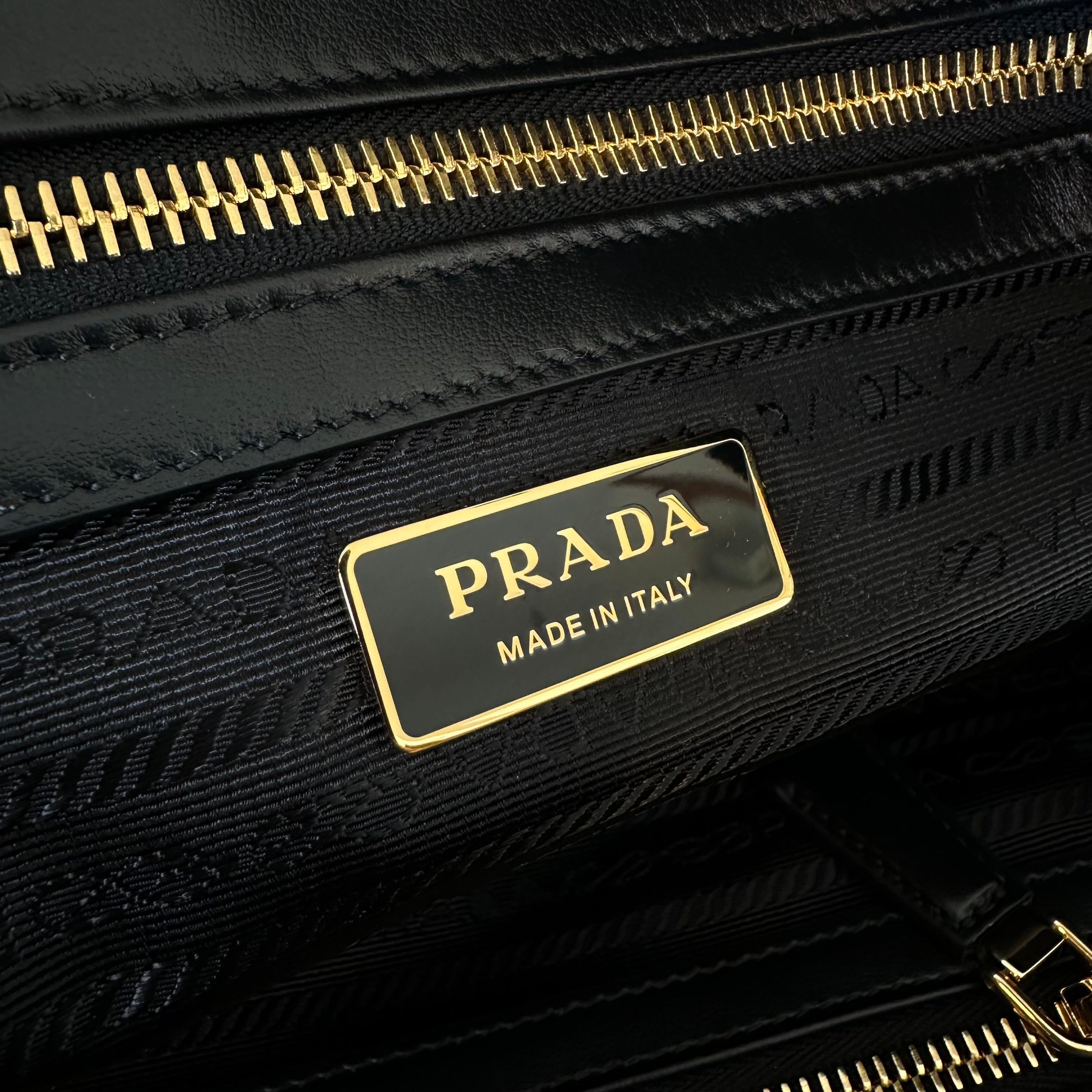 Prada borsa Bauletto large in Re-Nylon