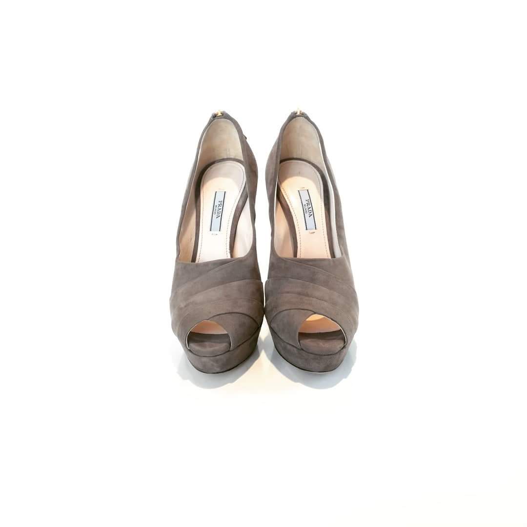 Décolleté spuntate Prada in scamosciato grigio. Misura 39, tacco 14 cm. Articolo 1KP293