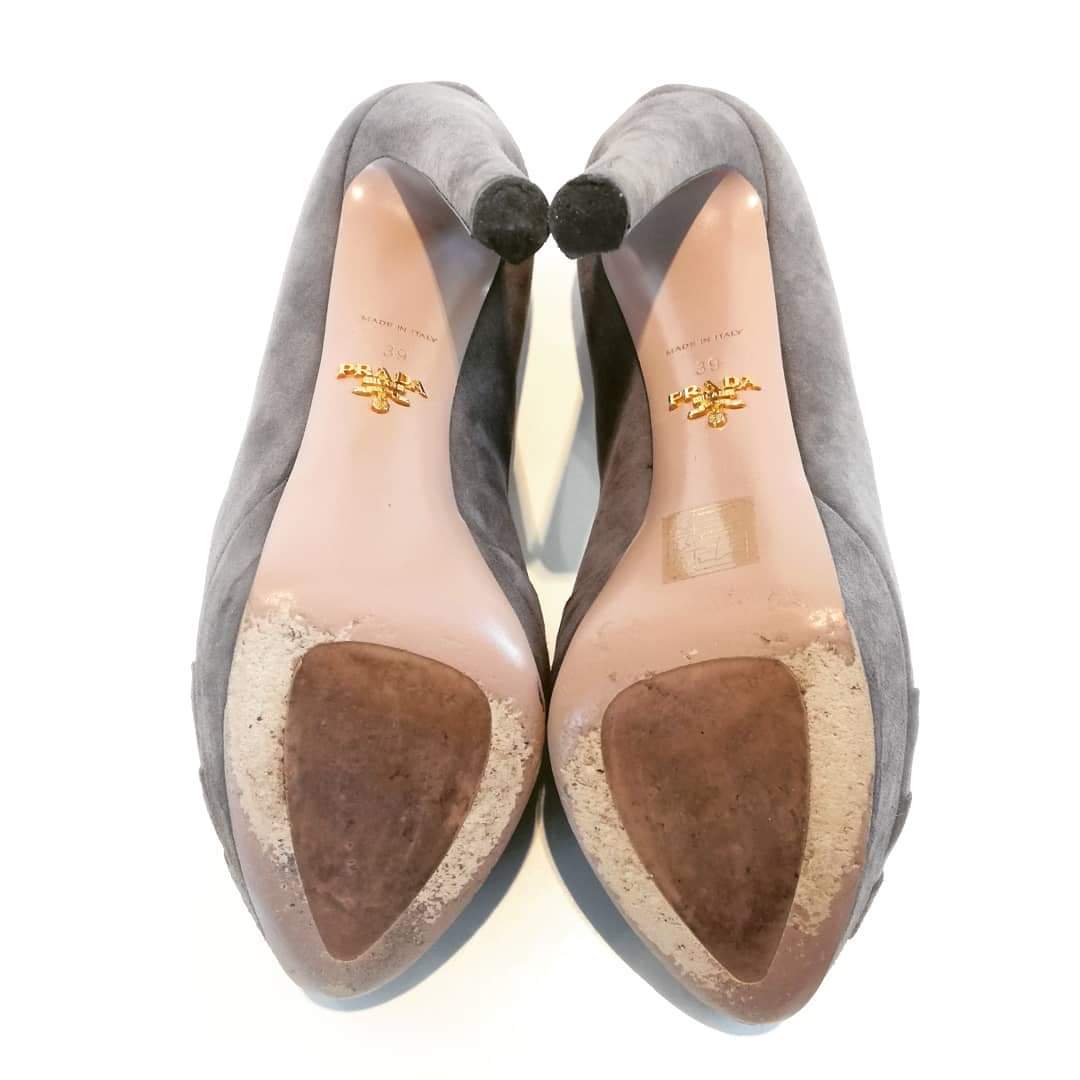 Décolleté spuntate Prada in scamosciato grigio. Misura 39, tacco 14 cm. Articolo 1KP293