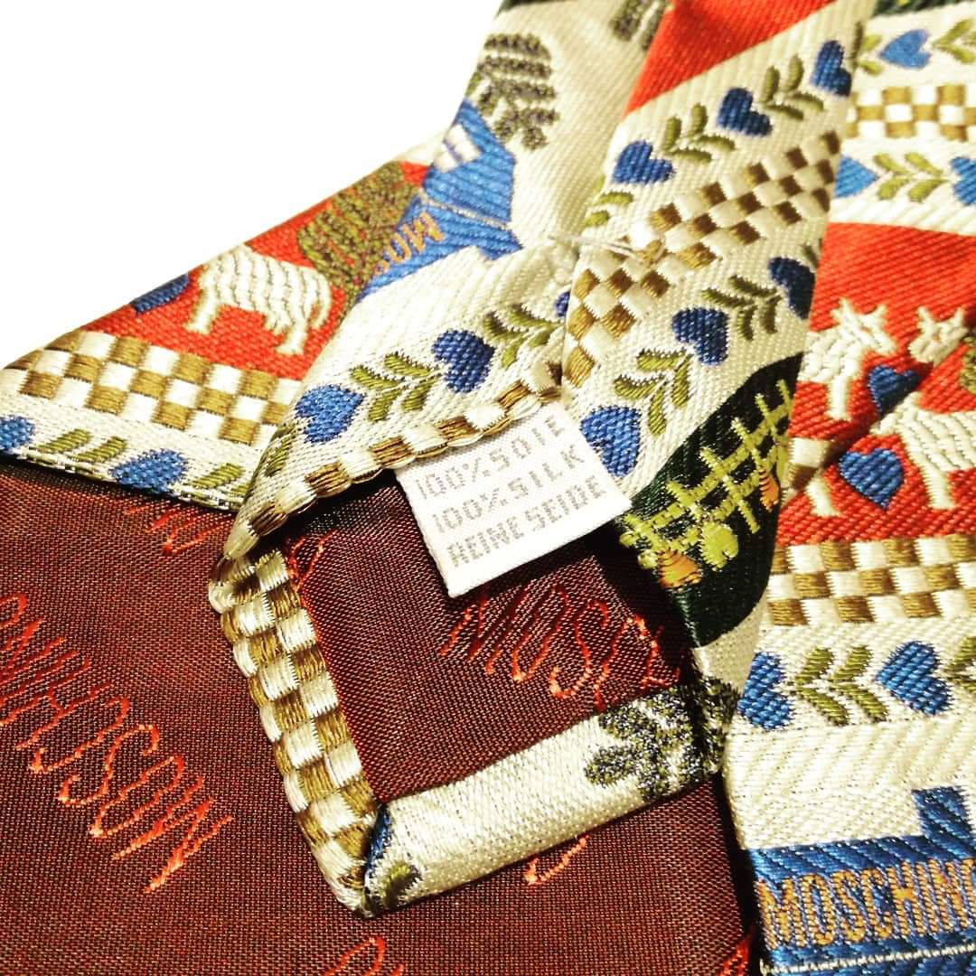 Cravatta Moschino con motivo natalizio