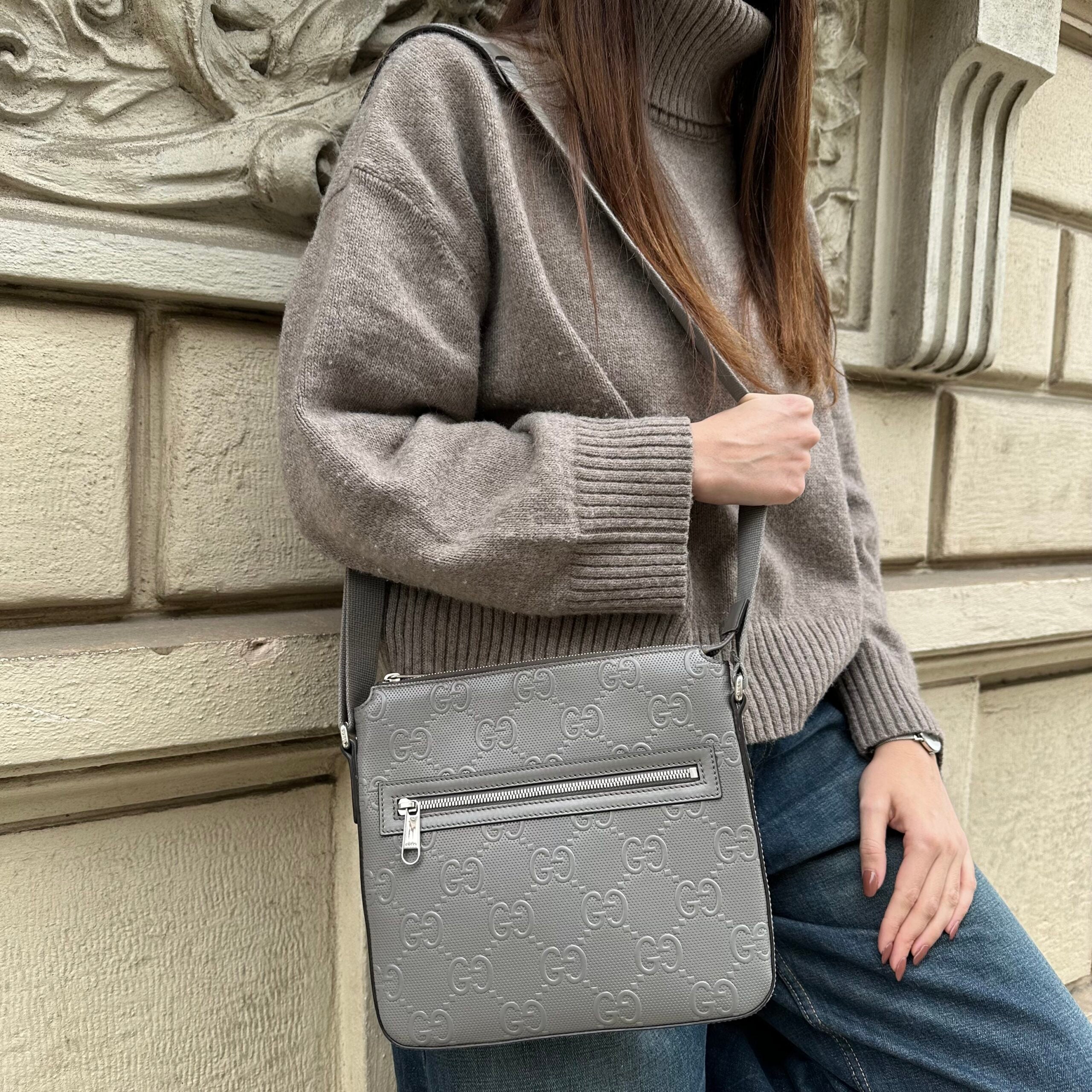 Gucci Messenger in pelle traforata con GG
