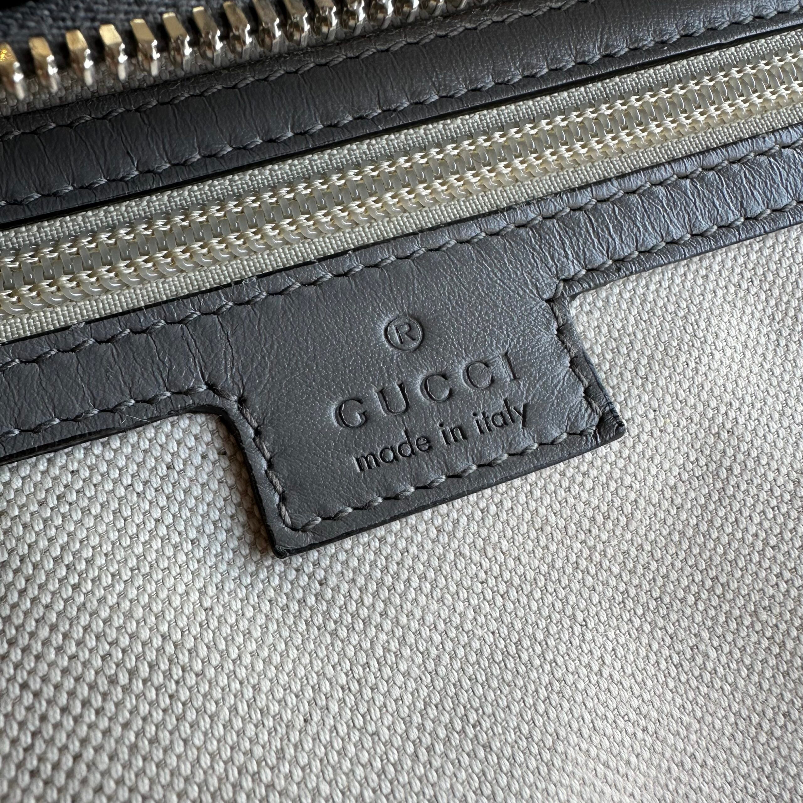 Gucci Messenger in pelle traforata con GG