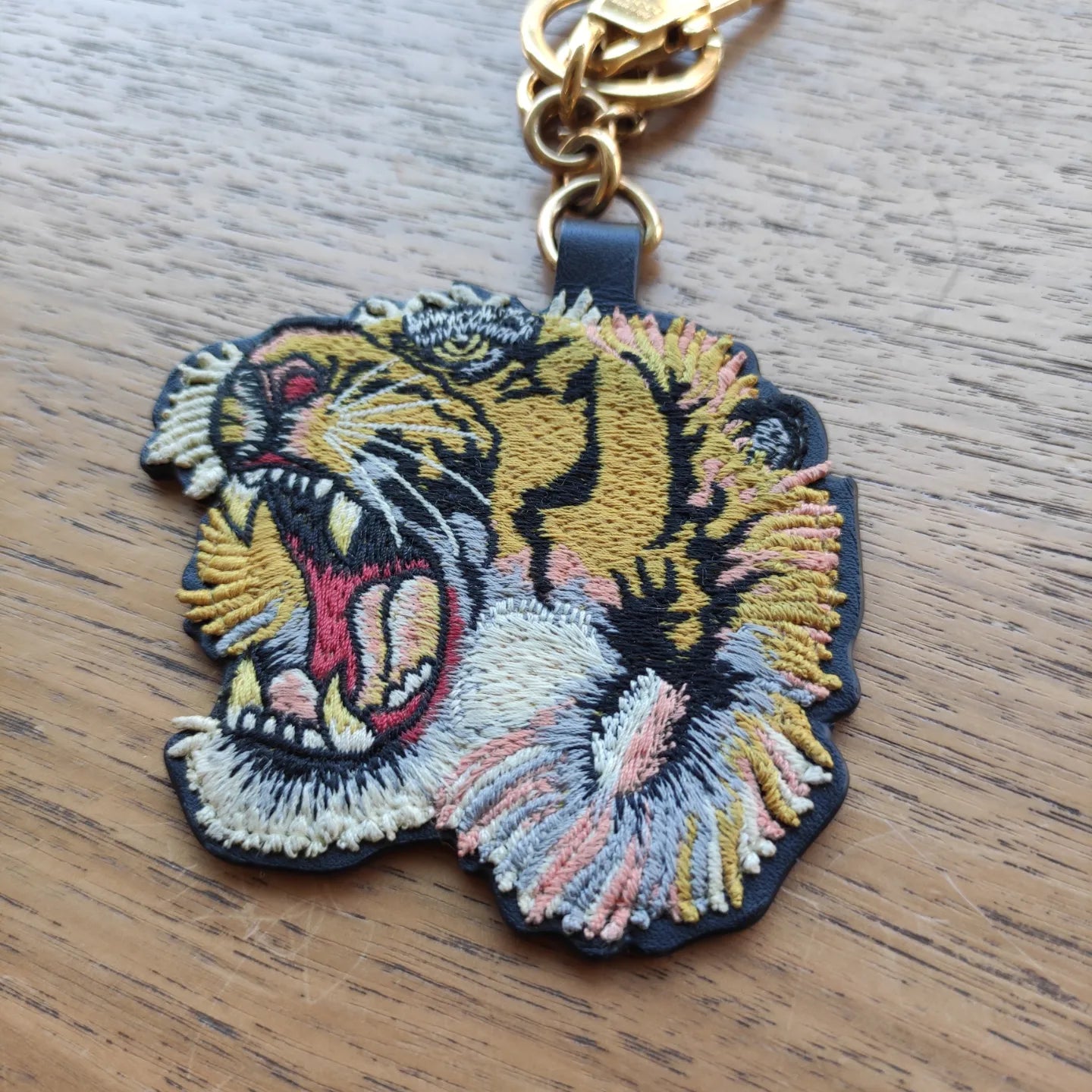 Charm o portachiavi Gucci Tiger in metallo, tela GG supreme e finiture in pelle nera
