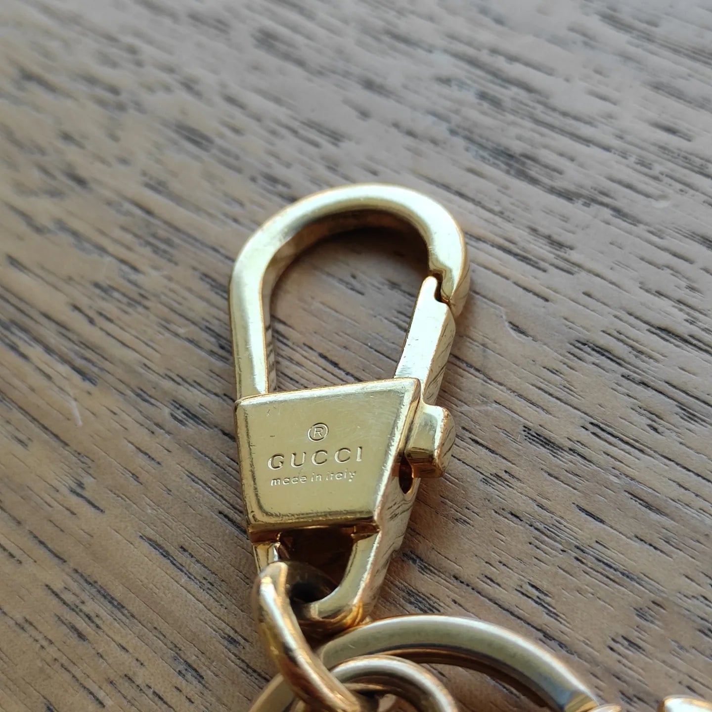 Charm o portachiavi Gucci Tiger in metallo, tela GG supreme e finiture in pelle nera