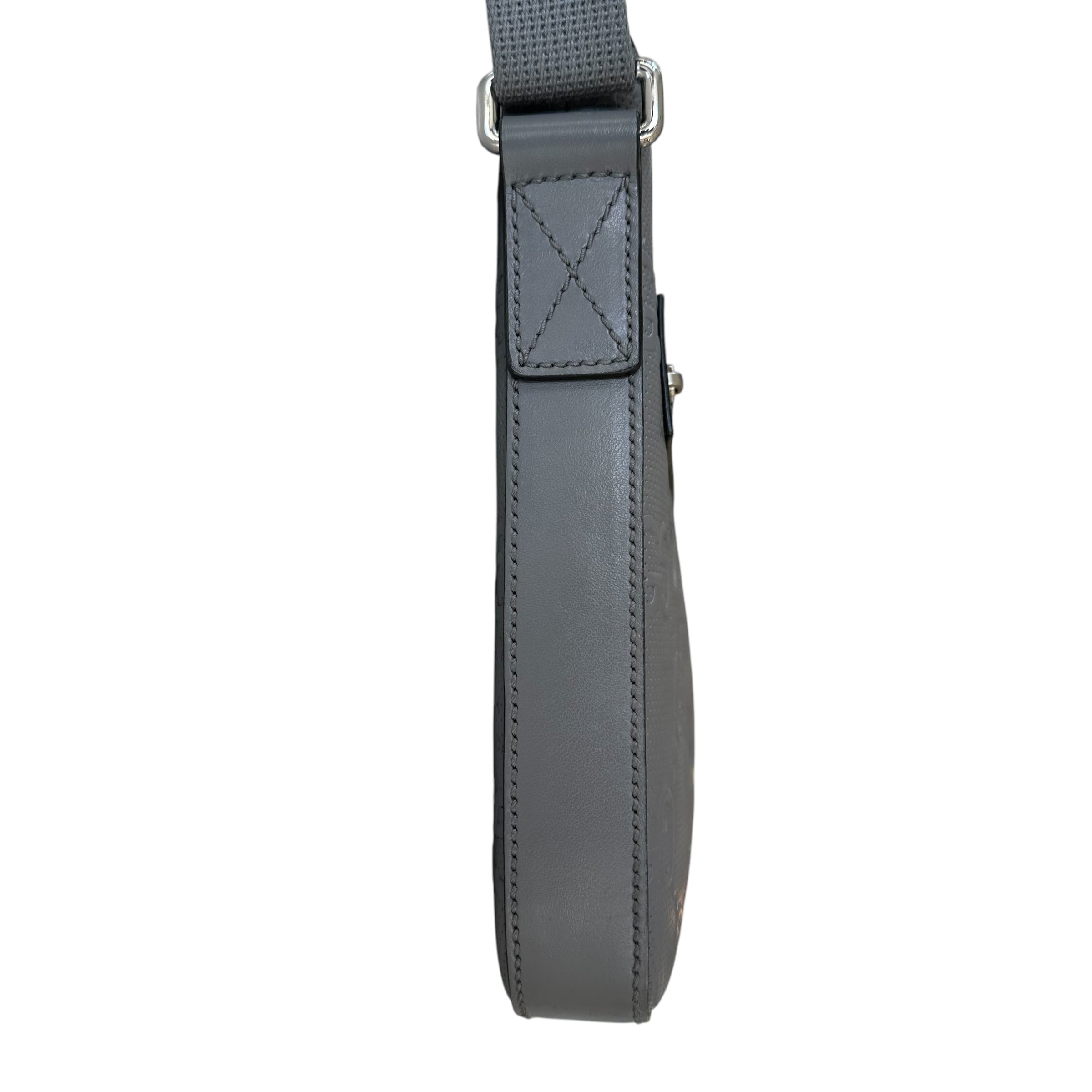 Gucci Messenger in pelle traforata con GG