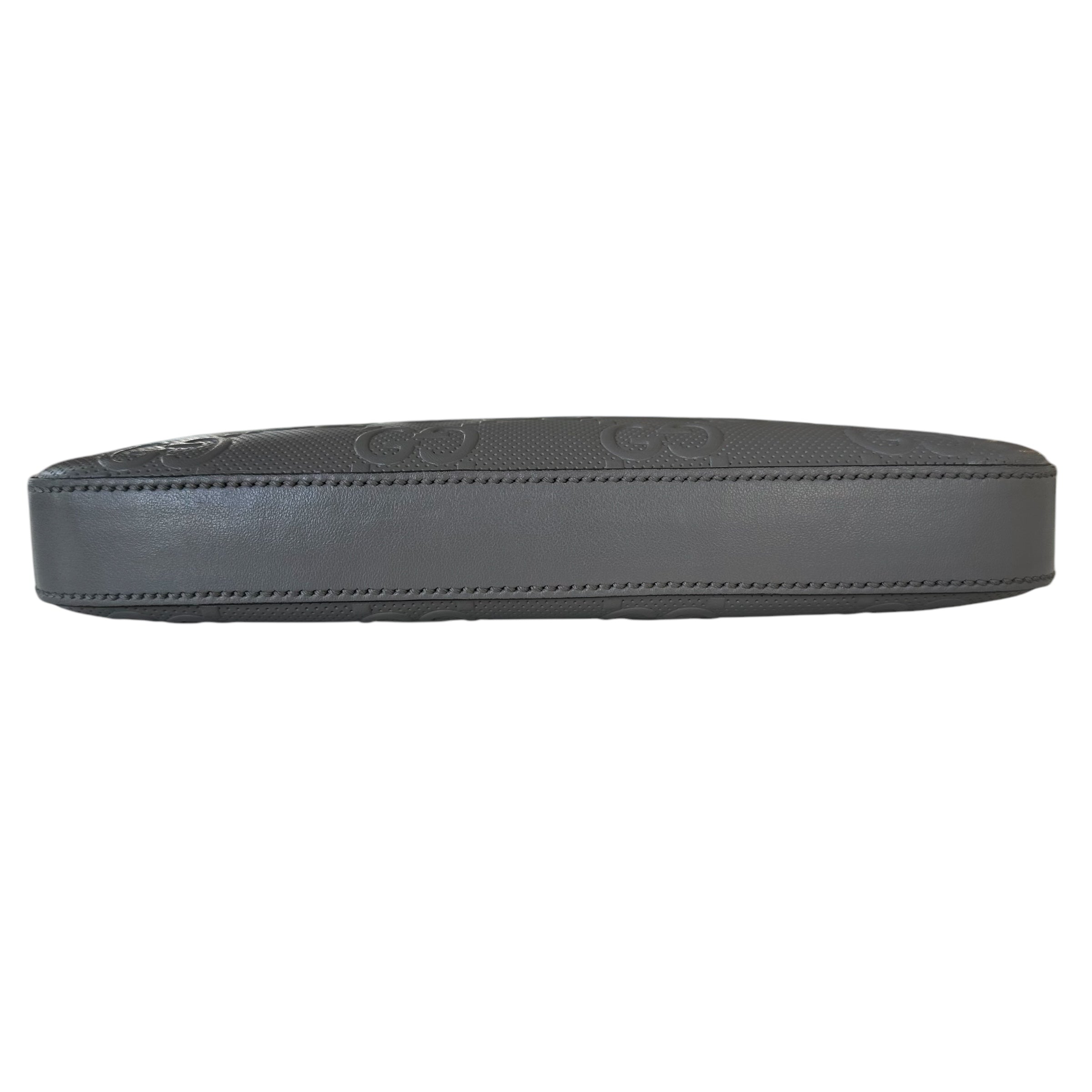 Gucci Messenger in pelle traforata con GG