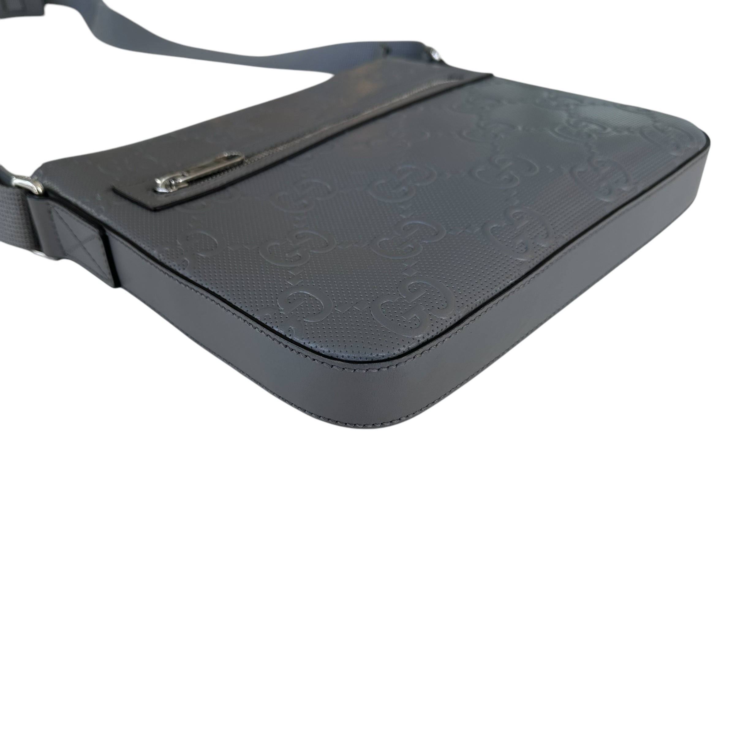 Gucci Messenger in pelle traforata con GG