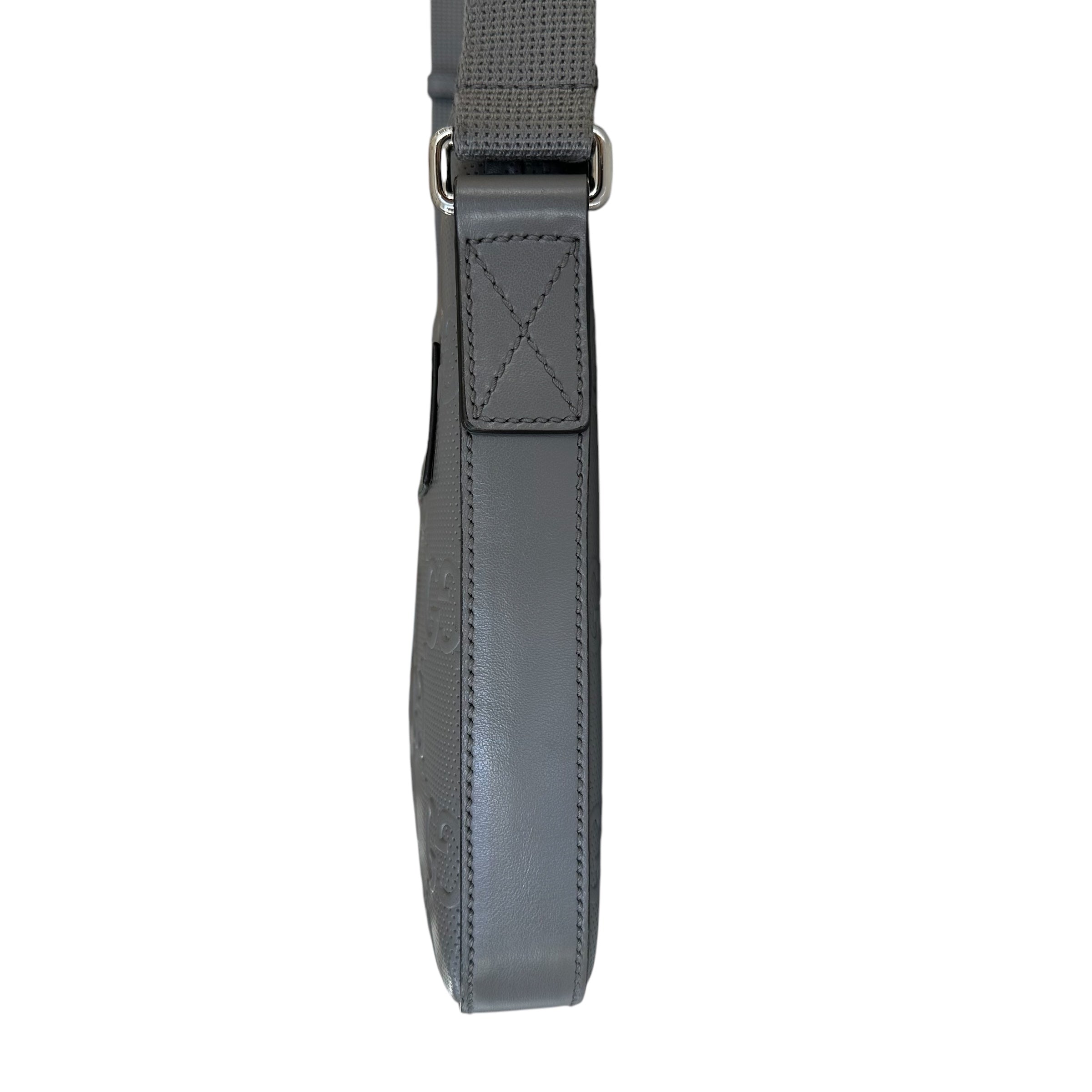 Gucci Messenger in pelle traforata con GG