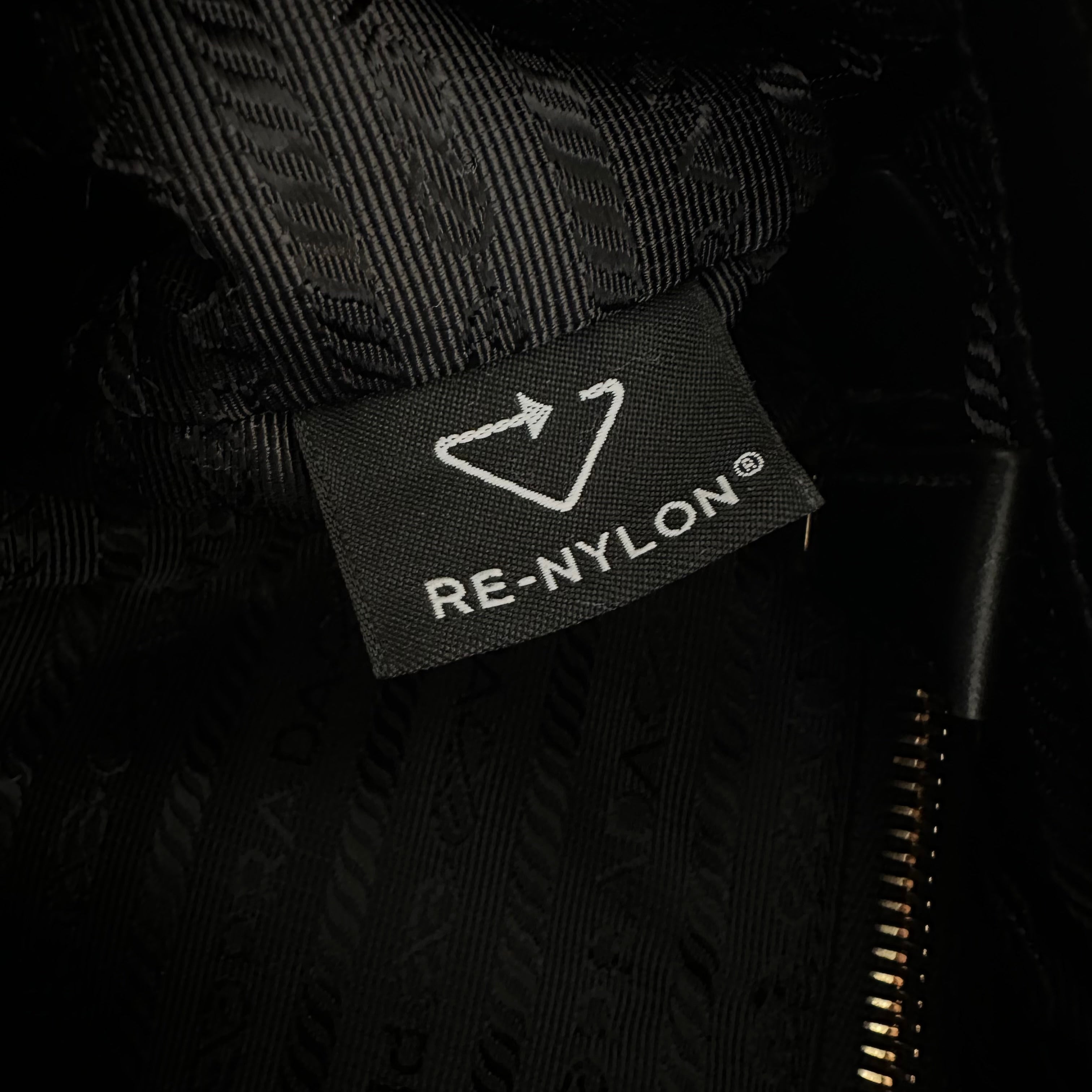 Prada borsa a spalla media con lucchetto