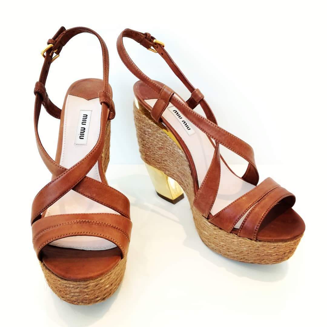 Sandalo Miu Miu in pelle marrone con zeppa