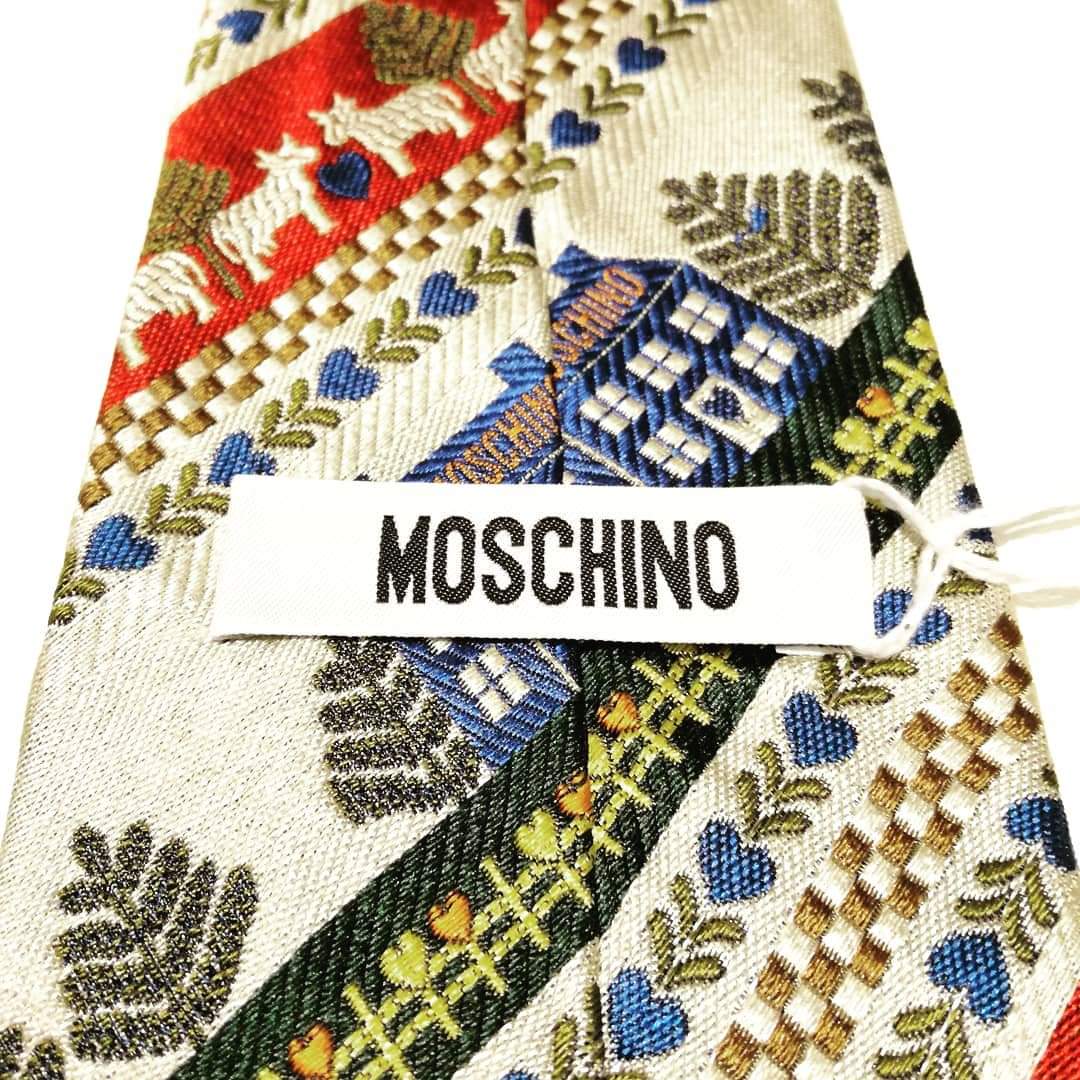 Cravatta Moschino con motivo natalizio