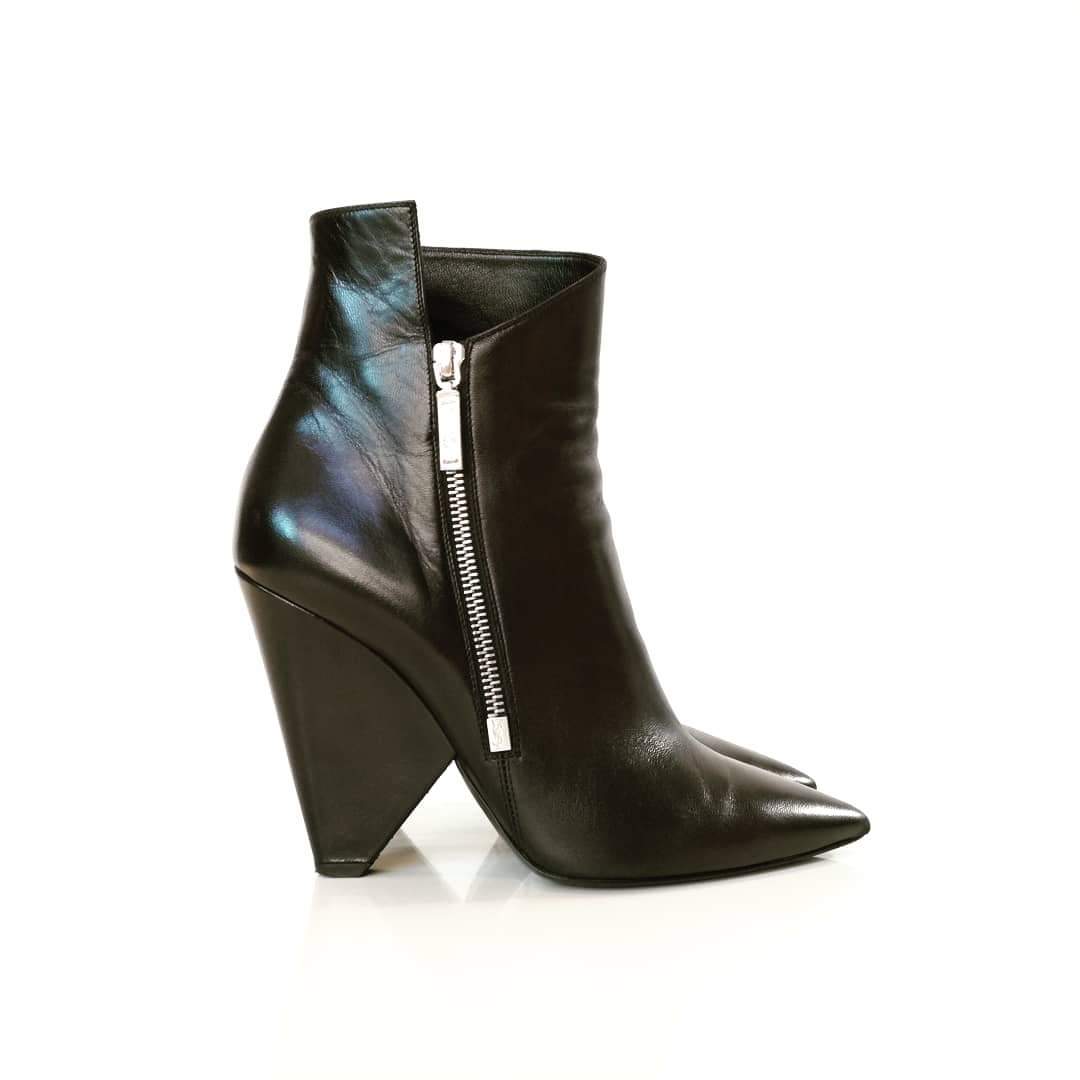 stivaletti Yves Saint Laurent Niki 105 asimmetrici in pelle