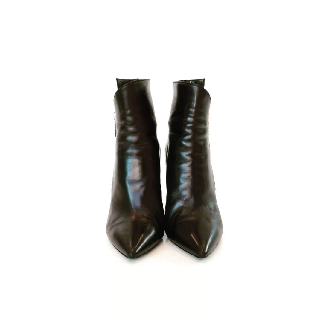stivaletti Yves Saint Laurent Niki 105 asimmetrici in pelle