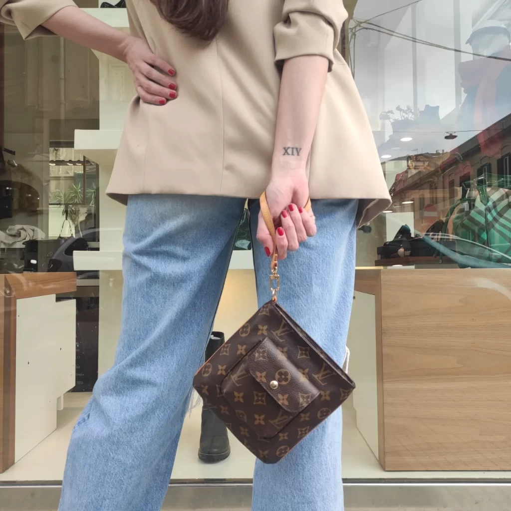 Lv partition wristlet clearance