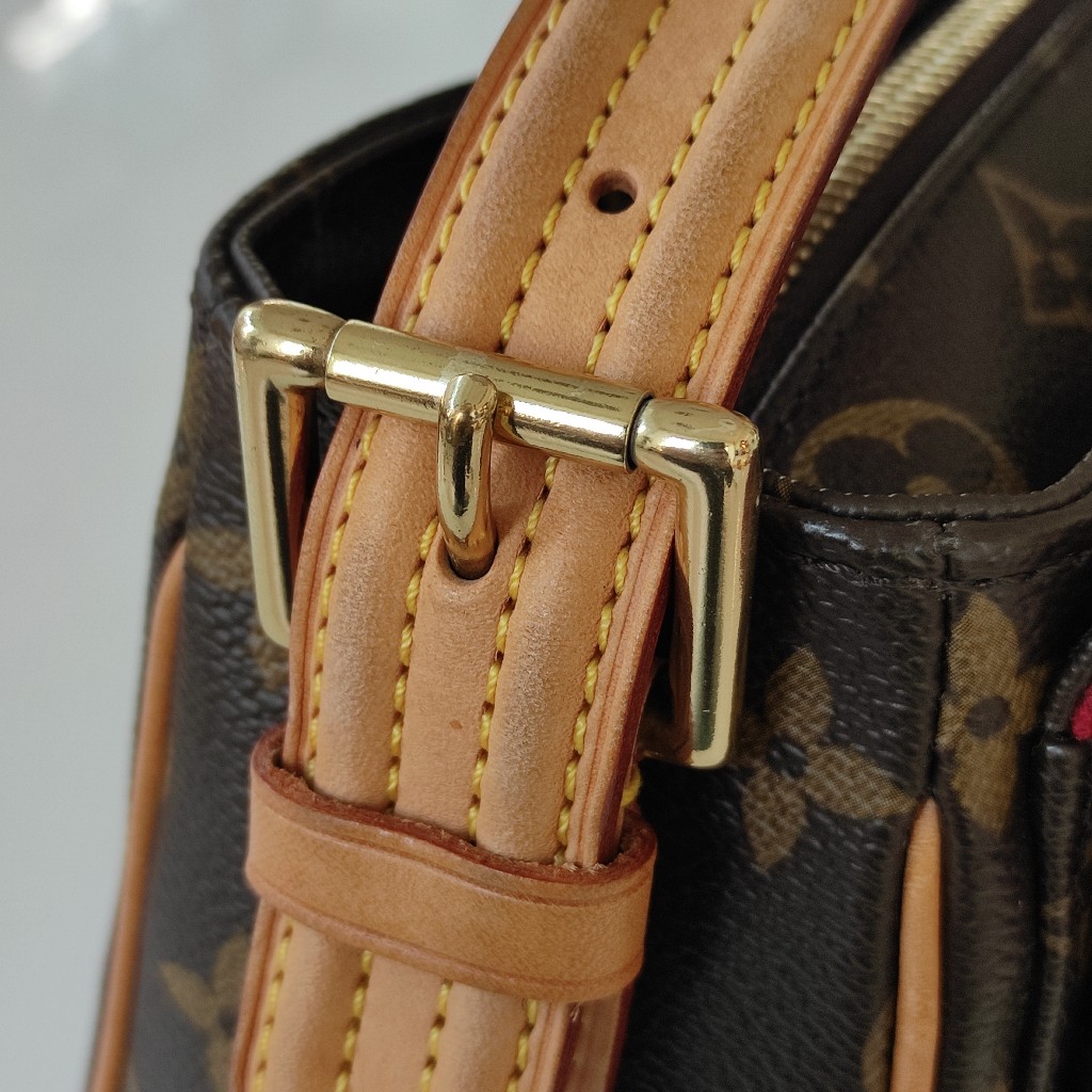 Louis Vuitton Partition Wristlet in tela monogram e finiture in vacchetta  naturale – Easy Luxury – Borse usate di Lusso