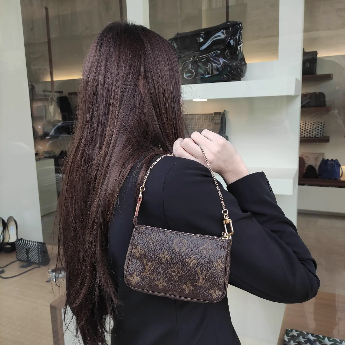 louis vuitton monogram canvas mini pochette accessoires m58009