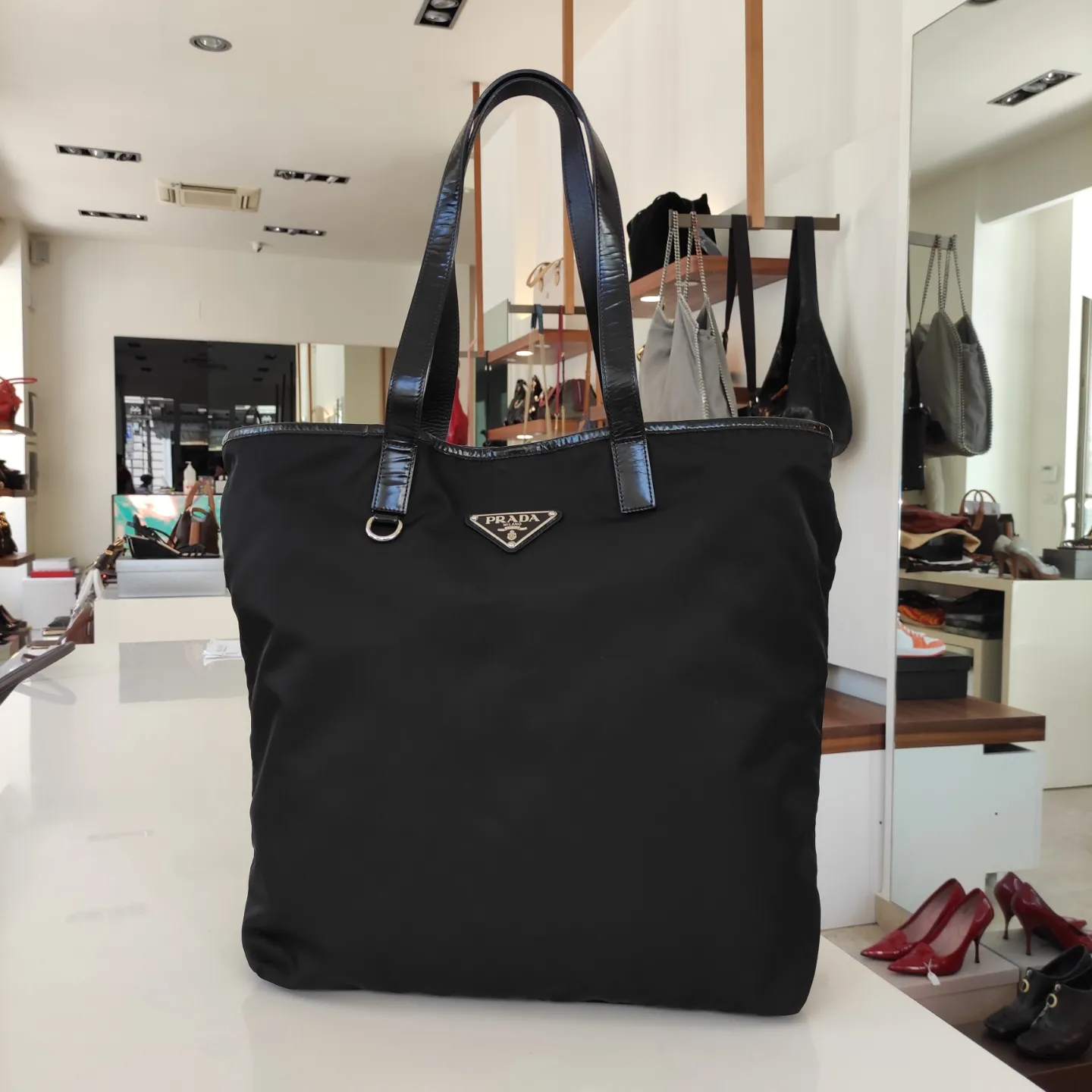 Borsa Prada vip gift in rafia e finiture in pelle – Easy Luxury – Borse  usate di Lusso