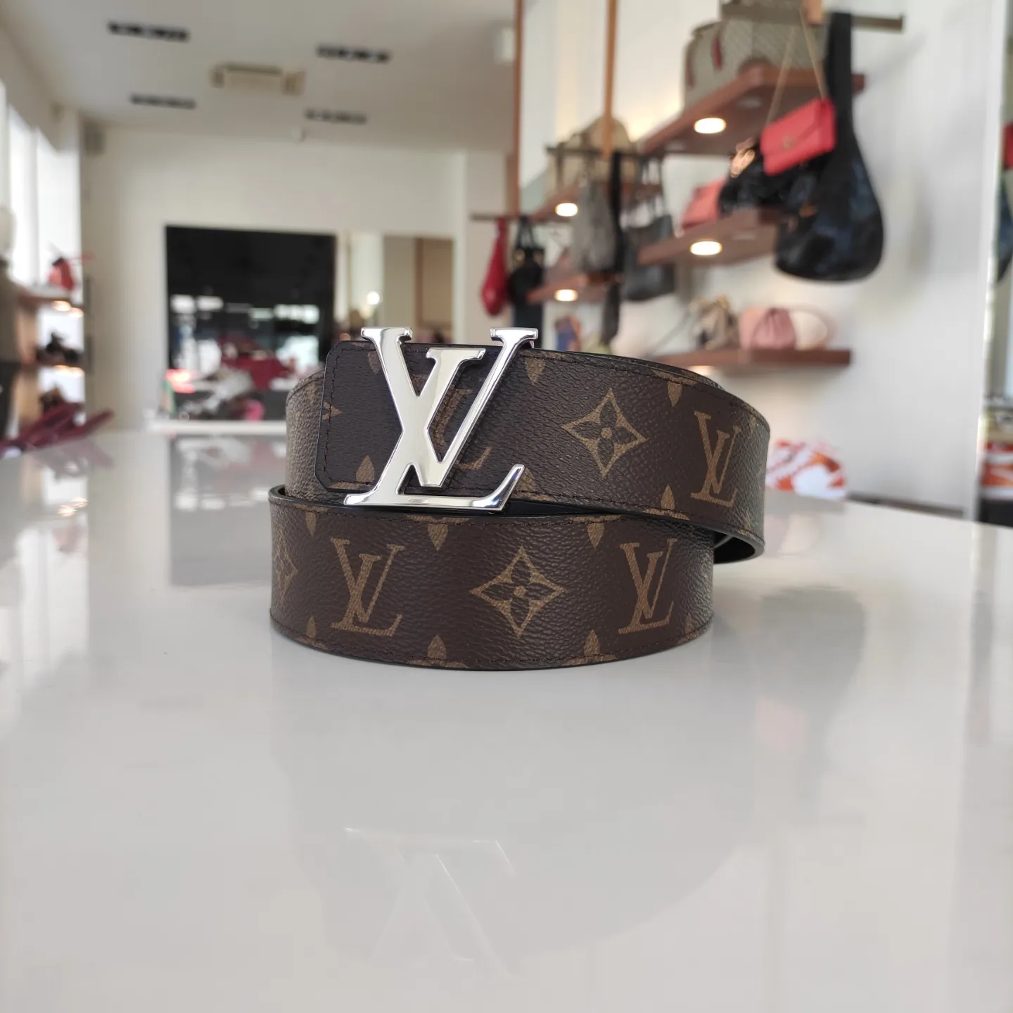 Cintura Louis Vuitton con iniziali LV nera opaca 40MM Grigio antracite Tela  ref.615584 - Joli Closet