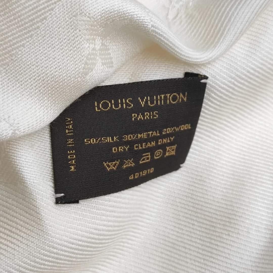 Louis Vuitton scialle Monogram Shine Blu notte Nuovo M73658 •  Revivaluxuryboutique Louis Vuitton scialle Monogram Shine Blu notte Nuovo  M73658 louis vuitton gucci fendi ysl • borse lusso usate