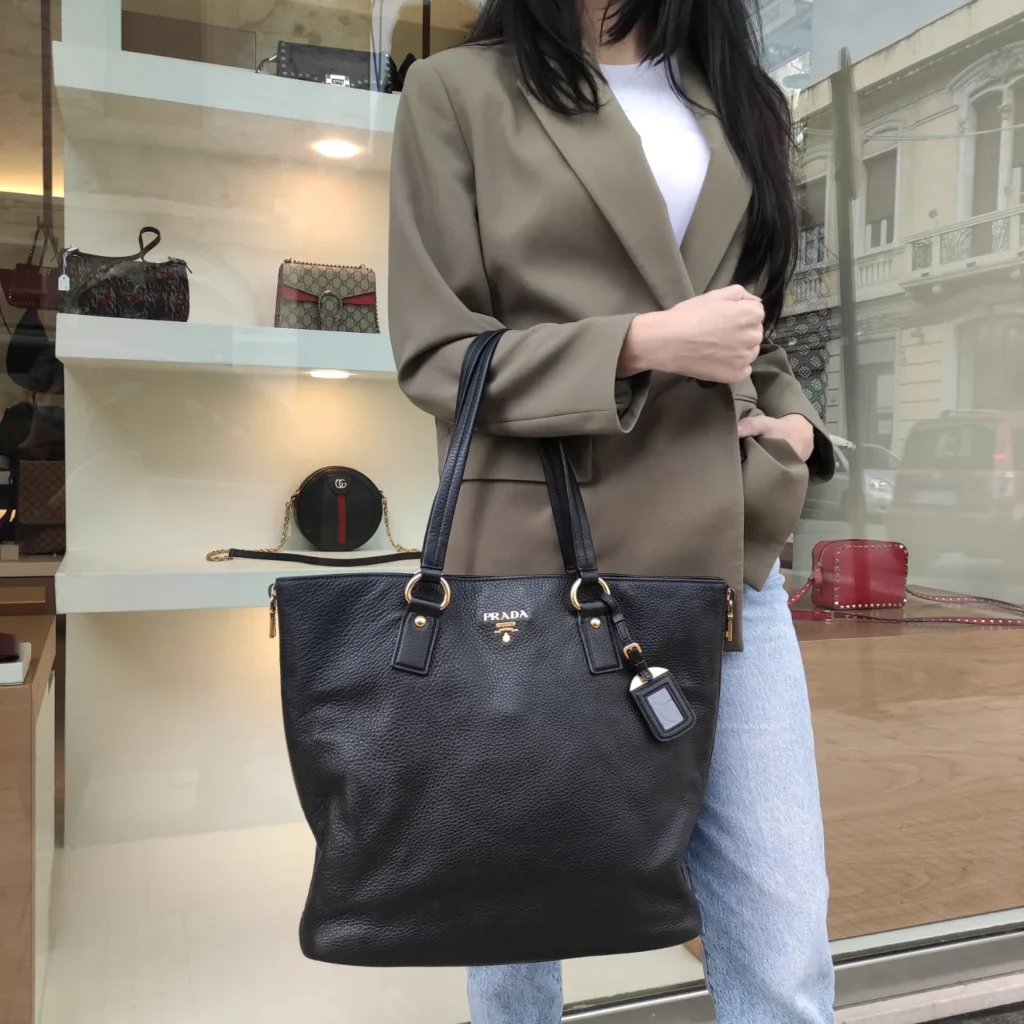 Borsa shopping Prada in pelle martellata con cerniere laterali Easy Luxury Borse usate di Lusso