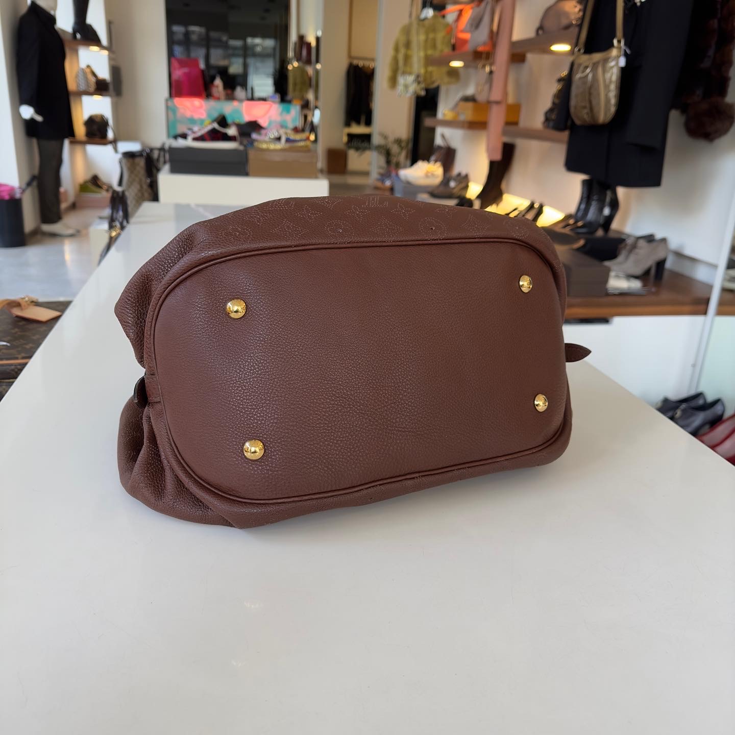 Sac à main Louis Vuitton L en cuir Mahina marron-foncé