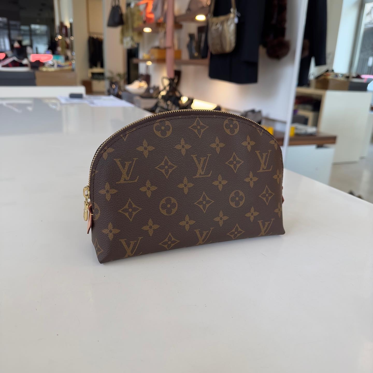 LOUIS VUITTON Astuccio cosmetico con monogramma GM