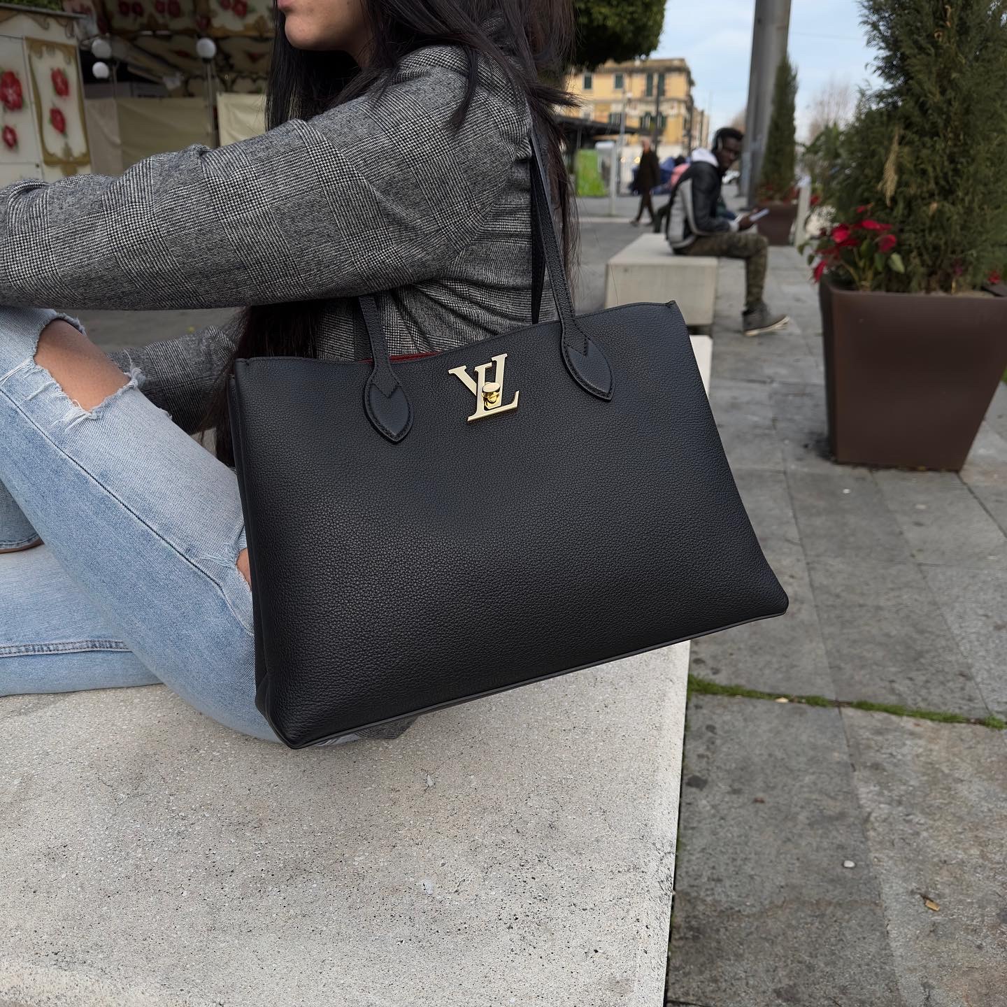 Louis Vuitton borsa Lockme Shopper in pelle di vitello martellata