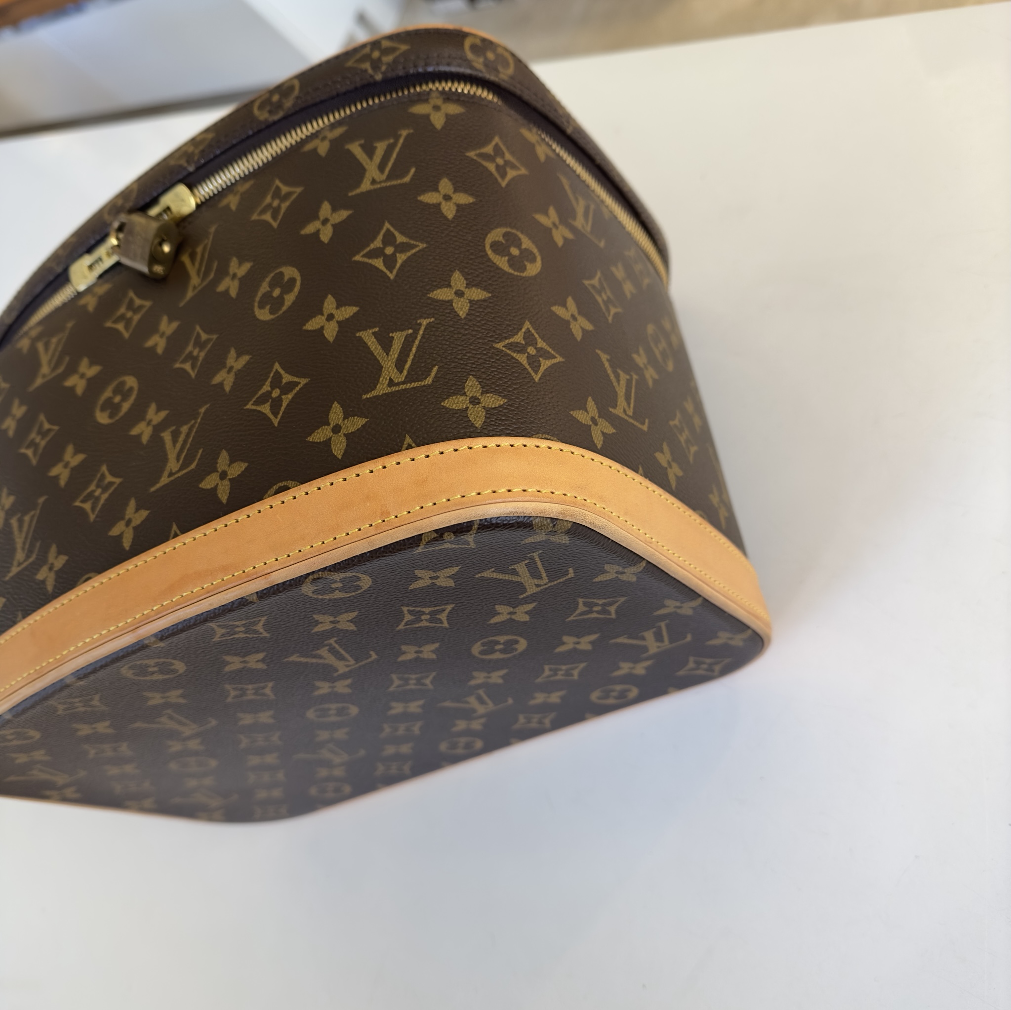 Louis Vuitton Partition Wristlet in tela monogram e finiture in vacchetta  naturale – Easy Luxury – Borse usate di Lusso