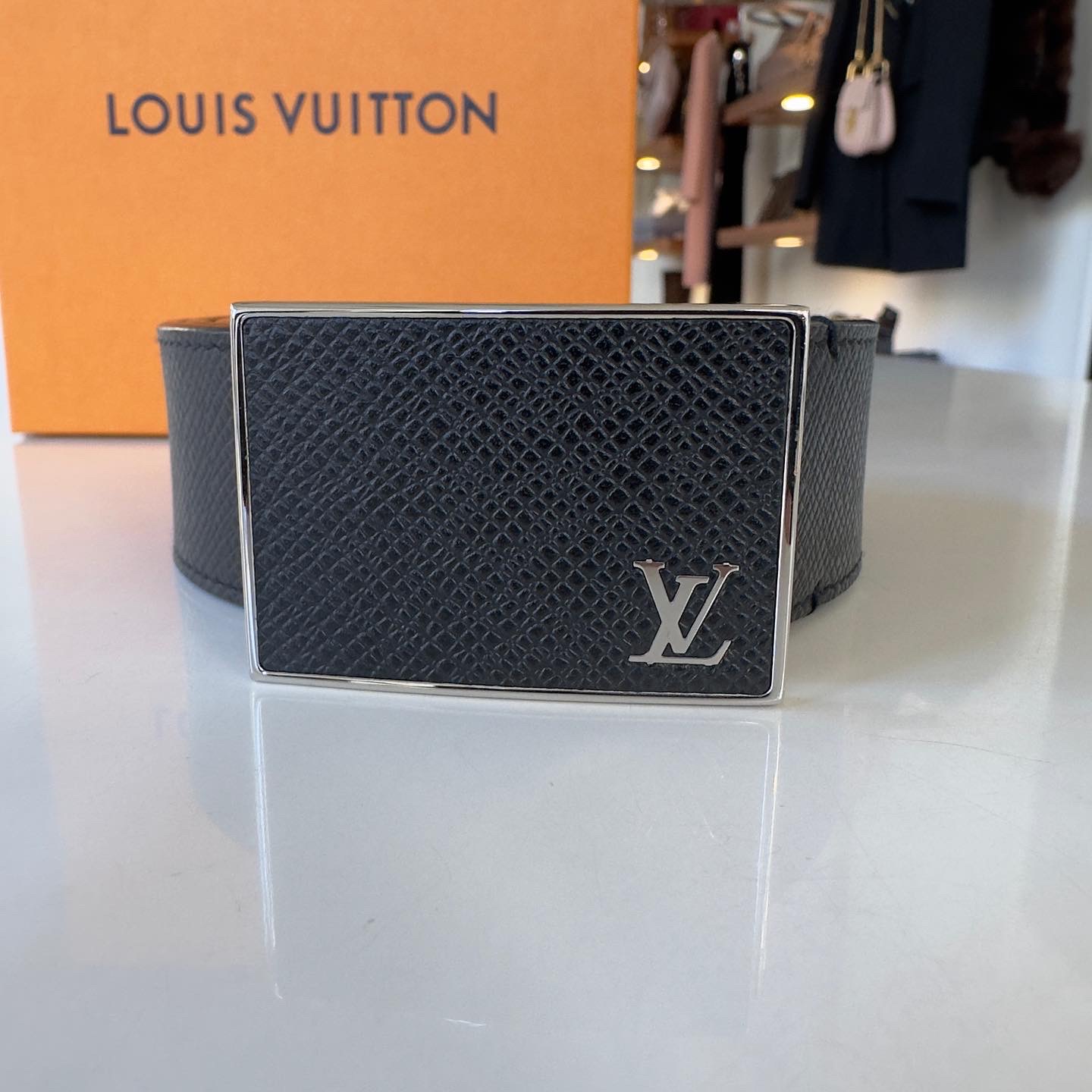 Cintura uomo Louis Vuitton Metropole in pelle Taiga – Easy Luxury – Borse  usate di Lusso