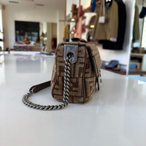 Fendi Baguette Chain Midi misura media in ciniglia con motivo FF tapestry e finiture in pelle marrone Easy Luxury Borse usate di Lusso