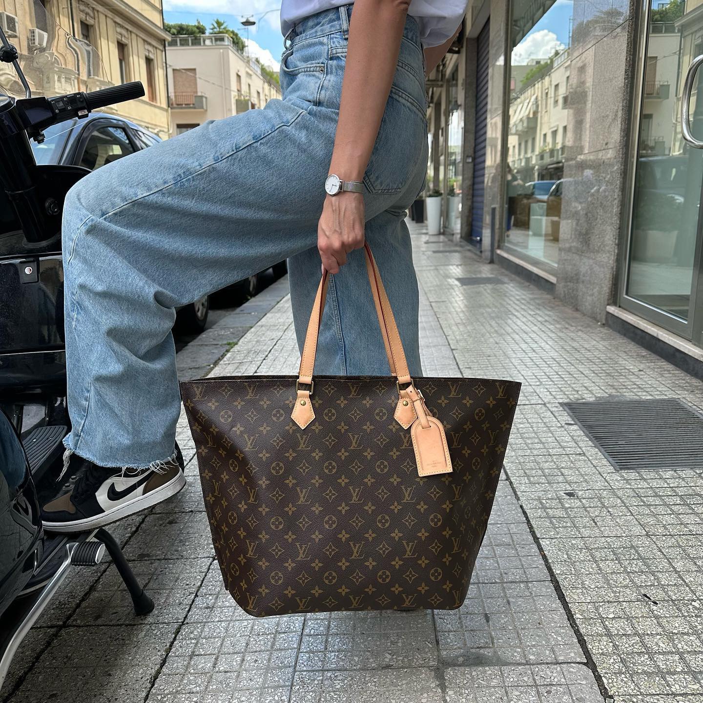 Louis Vuitton, l'iconica tela Monogram diventa extralarge