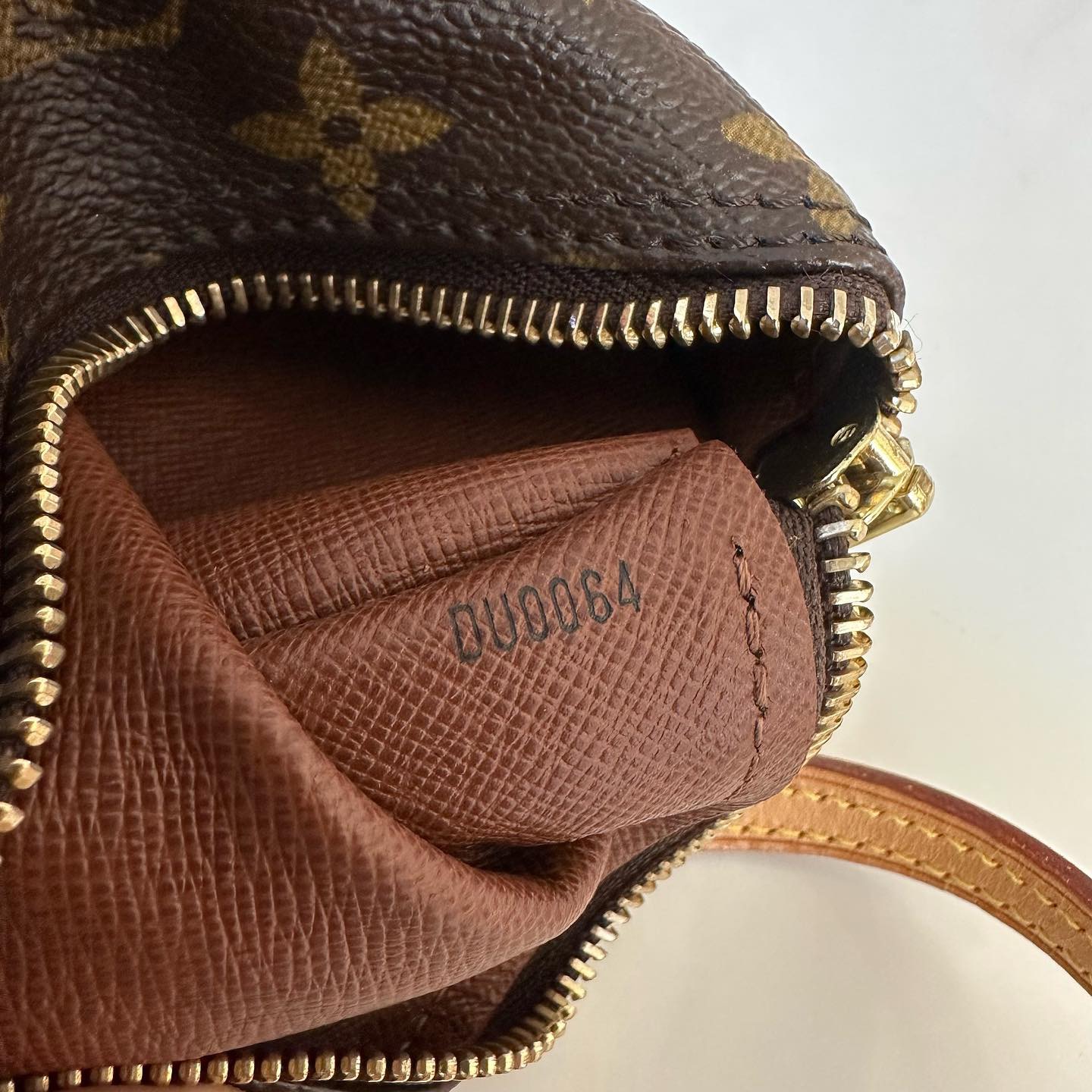 Borsa Louis Vuitton Papillon 19 in tela monogram e finiture in vacchetta  naturale – Easy Luxury – Borse usate di Lusso