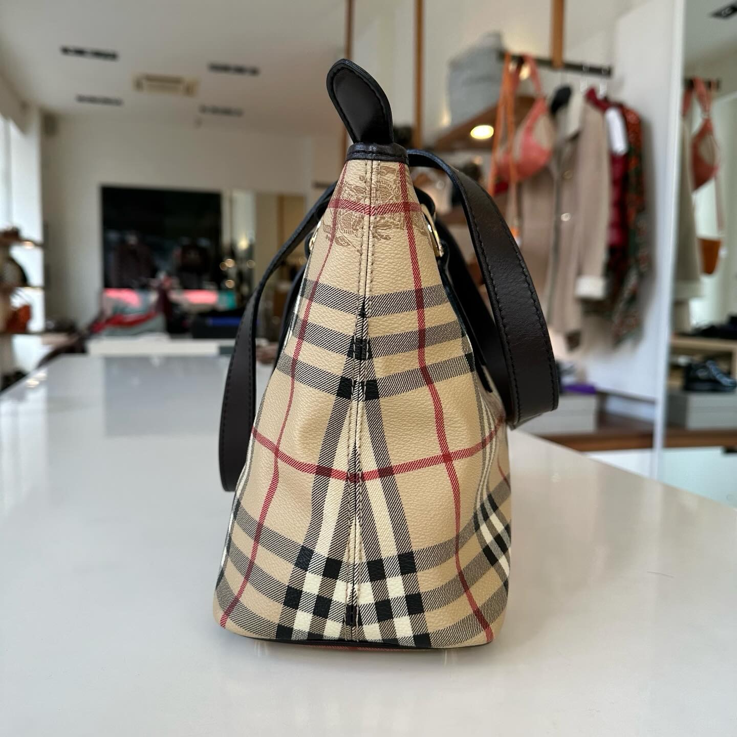 Shopper Burberry in tela plastificata Check vintage e finiture in pelle marrone Easy Luxury Borse usate di Lusso