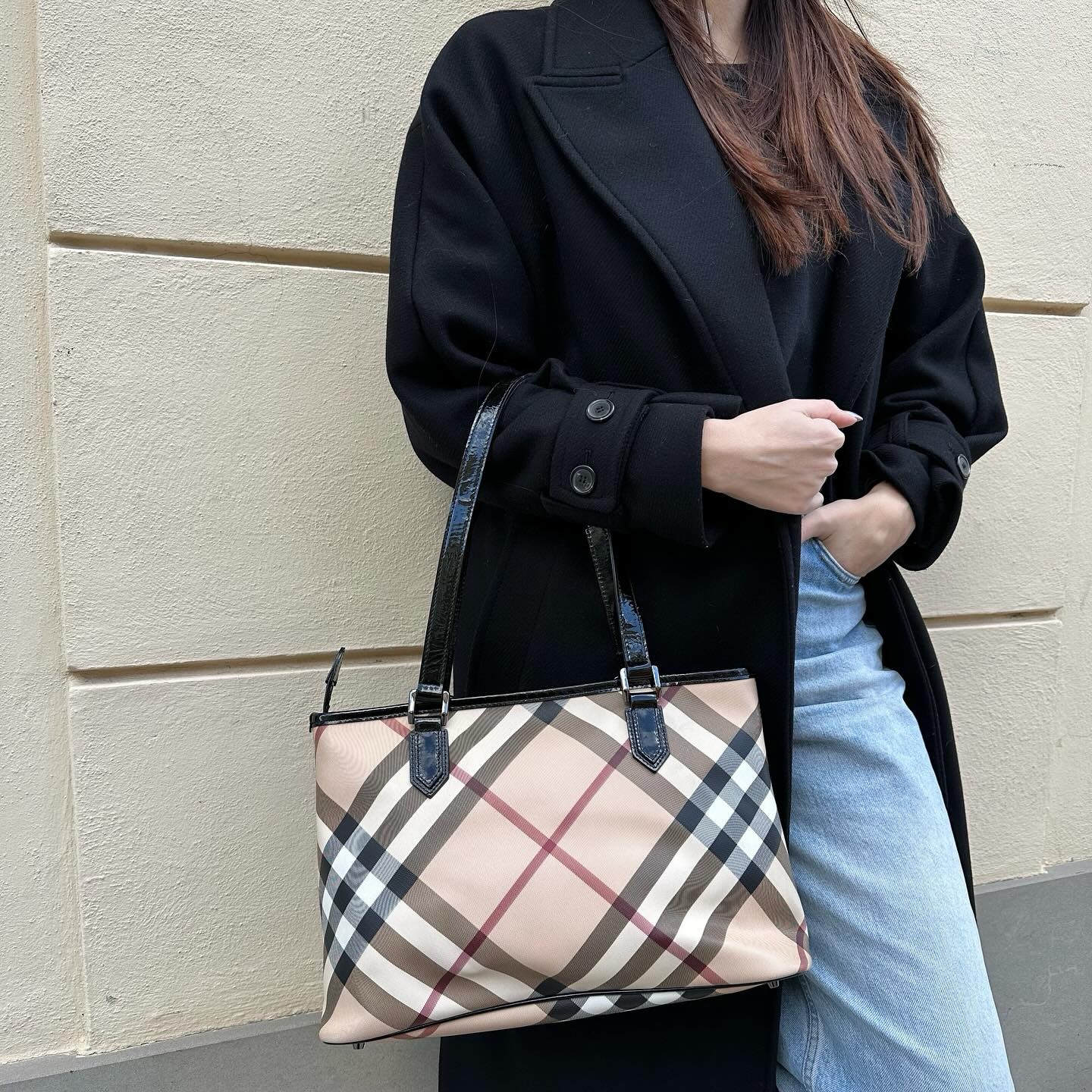Borsa shopping Burberry in tela plastificata Nova Check e finiture in vernice nera Easy Luxury Borse usate di Lusso